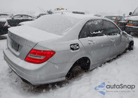 2014 Mercedes-Benz C 300 Sport 4Matic z USA, uszkodzony, nr VIN WDDGF8AB3EA941459